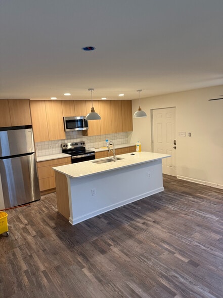 Building Photo - Room in Apartment on Liberty St