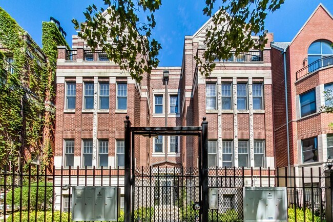 Building Photo - Stunning Wicker Park 3 Bed - Available August 1st