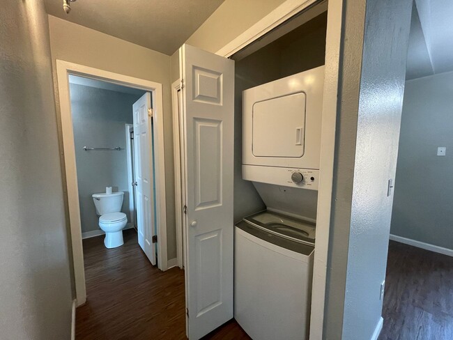 Building Photo - Super 1 Bedroom Condo in Perfect Condition!