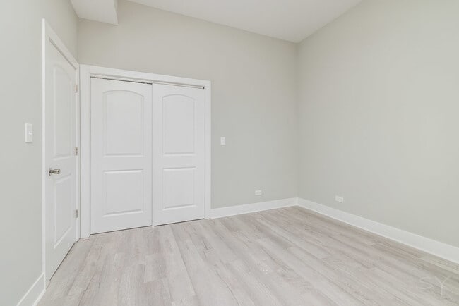 Building Photo - 2448 S Oakley Ave