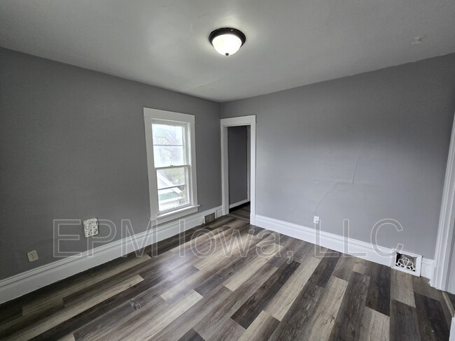 Building Photo - 914 1/2 West 2nd Street