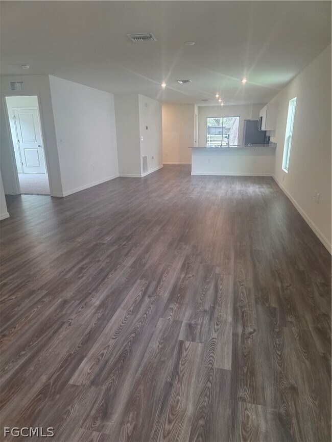 Building Photo - 878 Friendship Cir