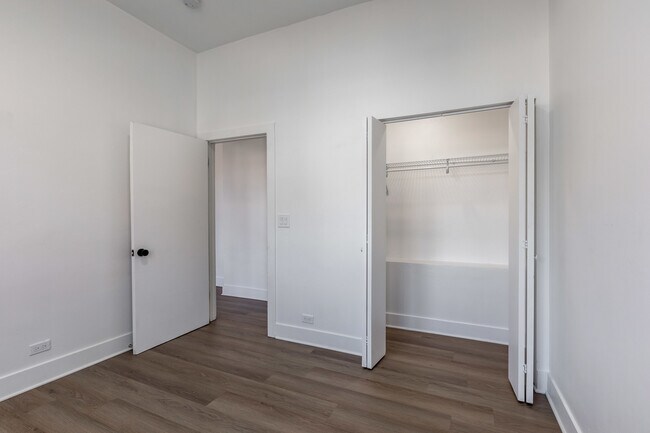 Building Photo - 3211 W Le Moyne St