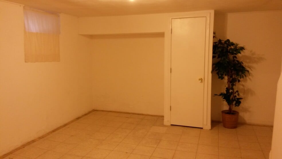 Basement Bonus Room - 21865 Coolidge Highway