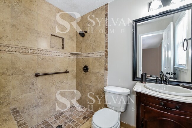 Building Photo - Feel comfortable in this lovely home