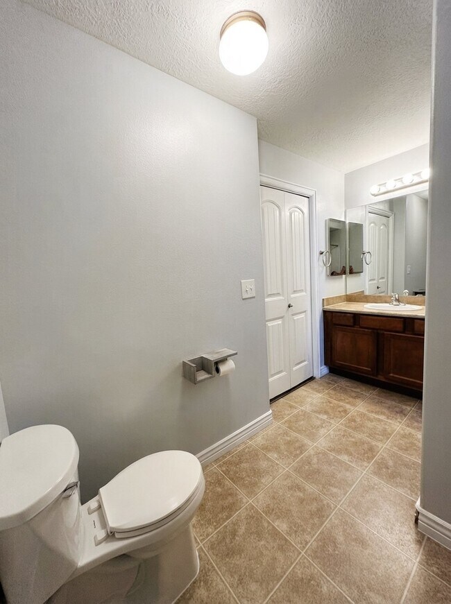 Building Photo - 3842 S Clare Dr