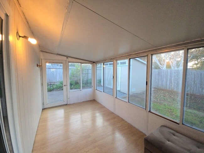 Building Photo - Pet friendly! 3DB/2BA Fortuna home on quiet road!