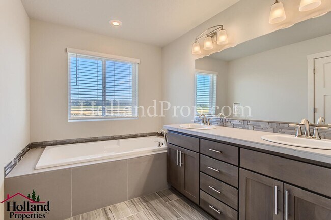 Building Photo - Gorgeous 4 Beds 2.5 Baths Single Family in...