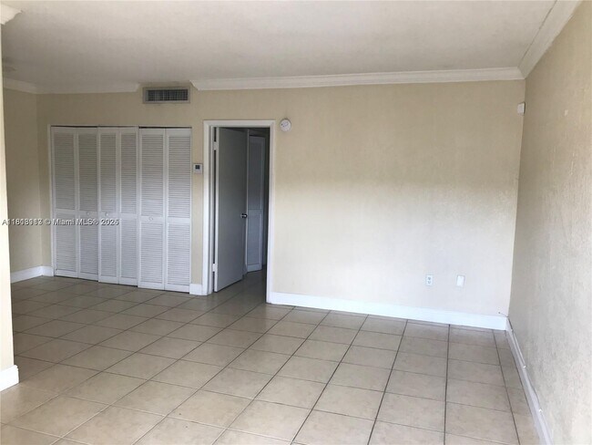 Building Photo - 3905 SW 78th Ct