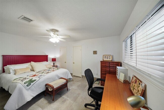 Building Photo - 3 April Point Dr S