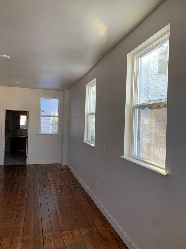 Building Photo - 128 W 9th St