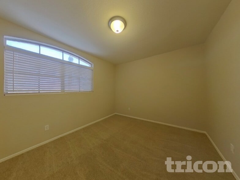 Building Photo - 17220 N Wavyleaf Ave