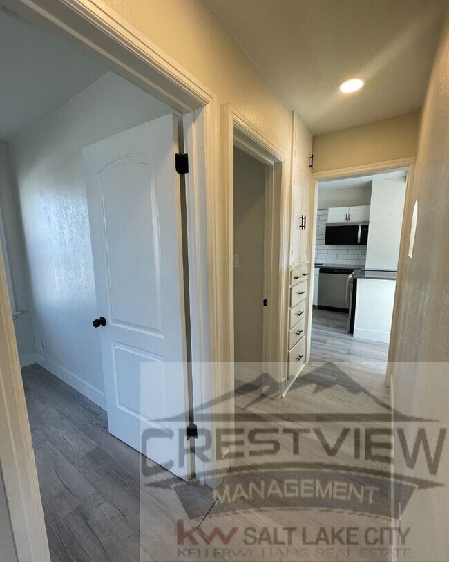 Building Photo - Theall Triplex