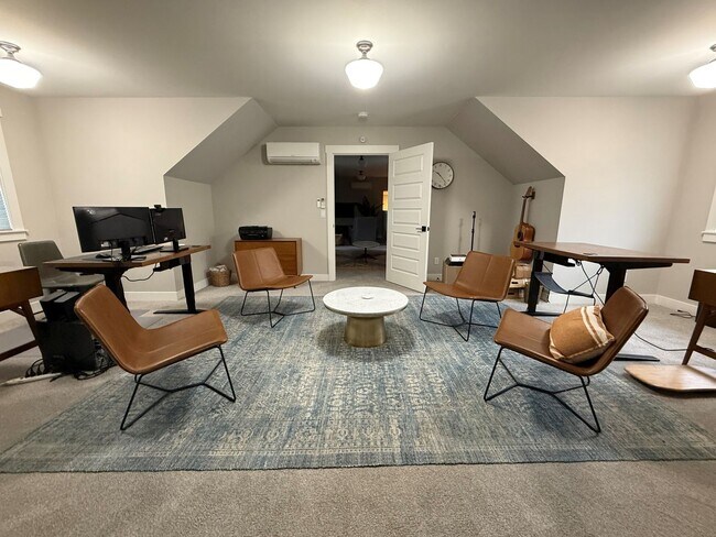 Building Photo - Now renting 4 bedroom Luxury House, stillporoperties.com