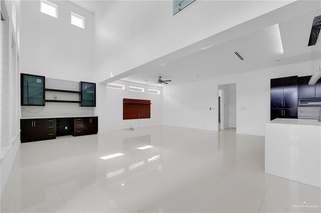 Building Photo - 18 Redbud Ave W