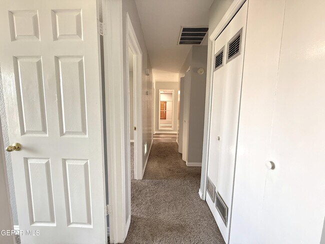 Building Photo - 10405 Ashwood Dr