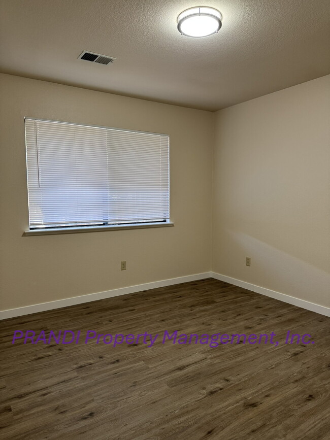 Building Photo - Charming 1-Bedroom Home with Bonus Room, U...