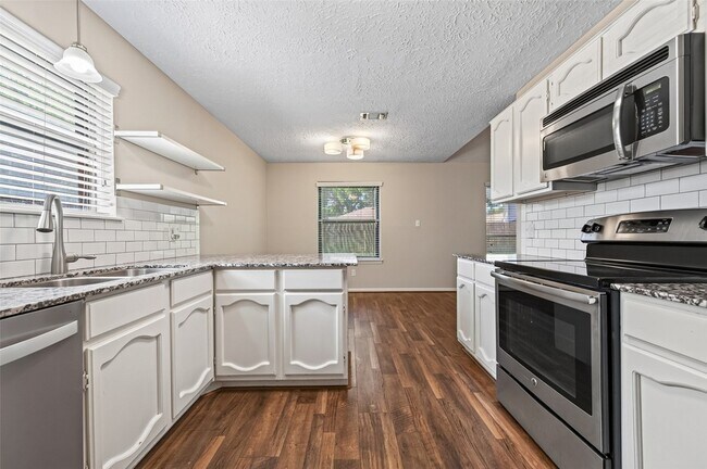 Building Photo - 5346 King Richard Dr