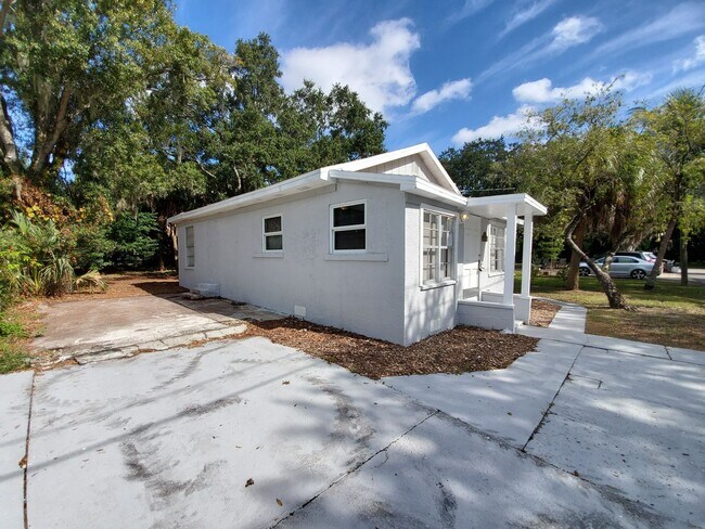 Building Photo - 2 Bedroom, 1 Bathroom Home with Yard - 7 M...