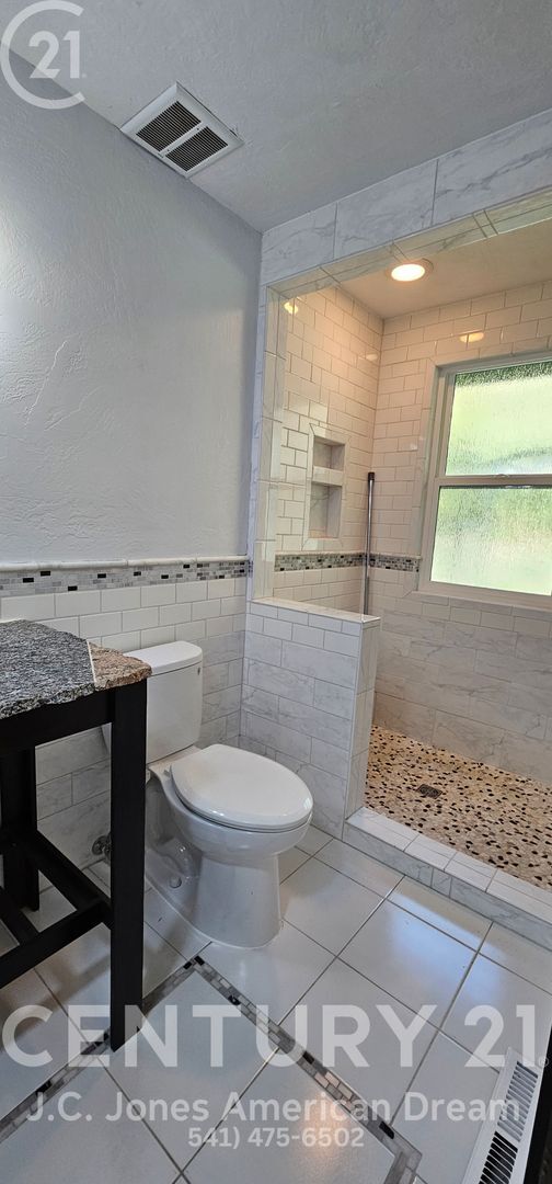 Building Photo - Single Family Home in NE Grants Pass with RV Parking