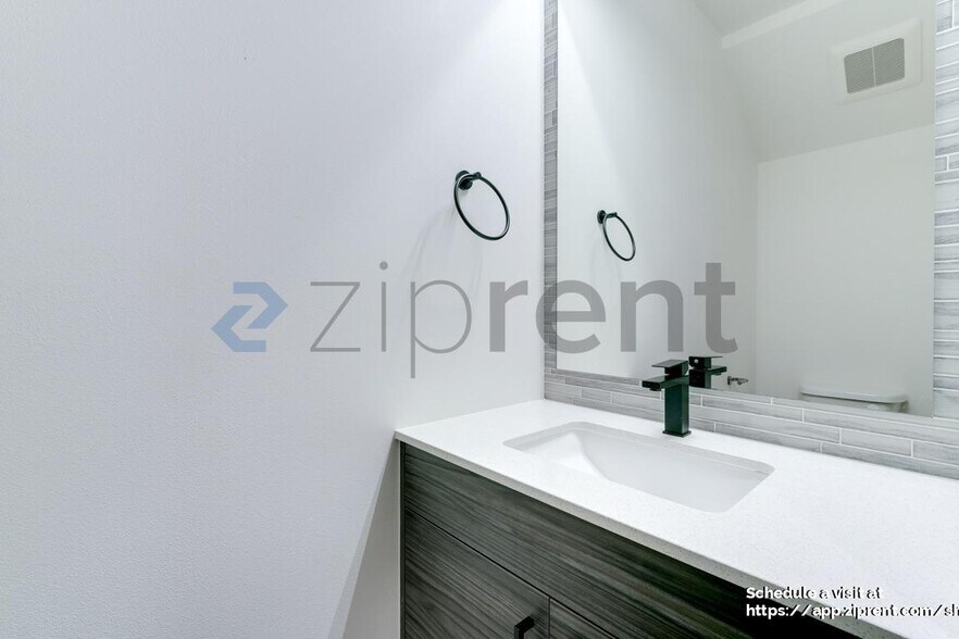 Building Photo - 539 S Cloverdale St