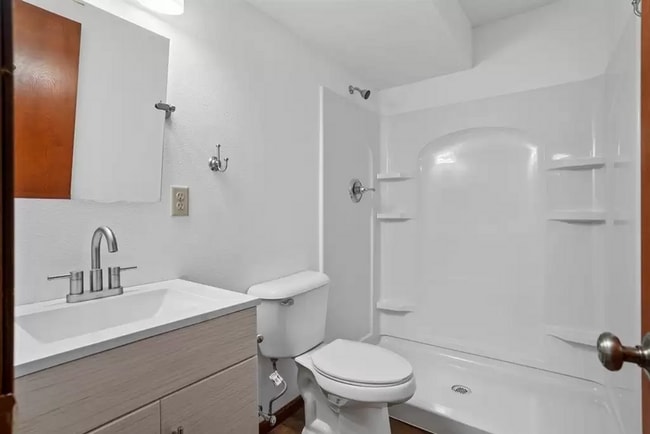 Building Photo - 2 Bedroom (with bonus craft room/ office) Condominium in Coralville.