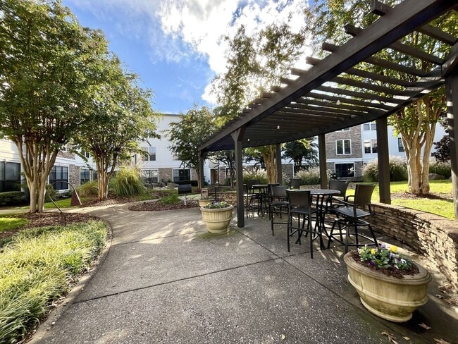 Building Photo - BEAUTIFUL CONDO WITH AMENITIES NEAR VANDERBILT!