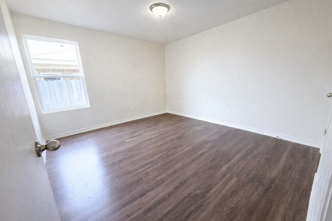 Building Photo - 3105 B Ochiltree Dr