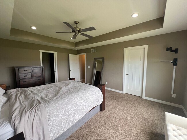 Building Photo - Beautiful 5-bed, 3.5-bath Single Family Home!