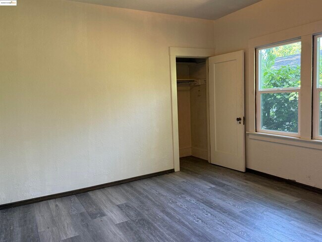 Building Photo - 561 McLeod St