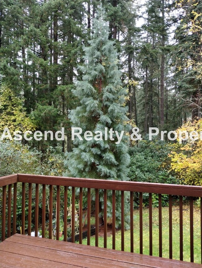 Building Photo - Price Reduced! Beautifully Updated 2 Level...