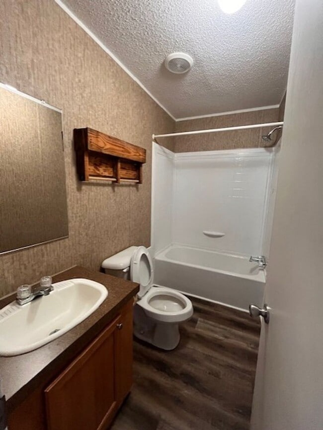 Building Photo - Country setting 2 bedroom home