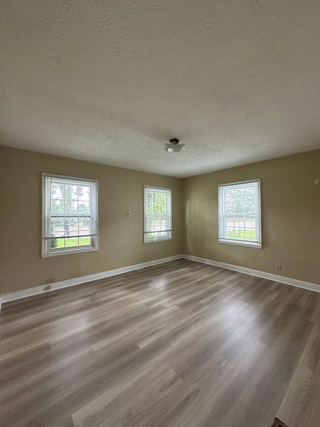Building Photo - 1712 W Bethel Ave