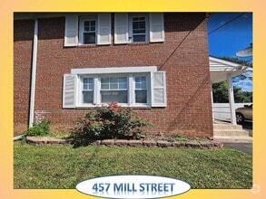 Building Photo - 457 Mill St