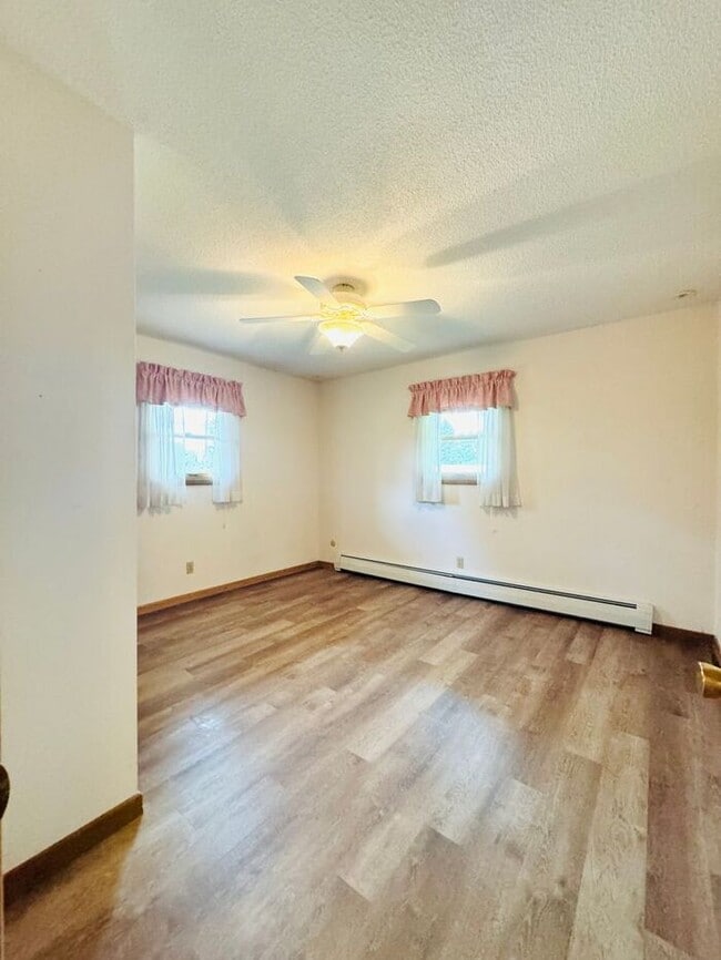 Building Photo - 4 Bedroom - 2 Bath Ranch Style Home with 2...