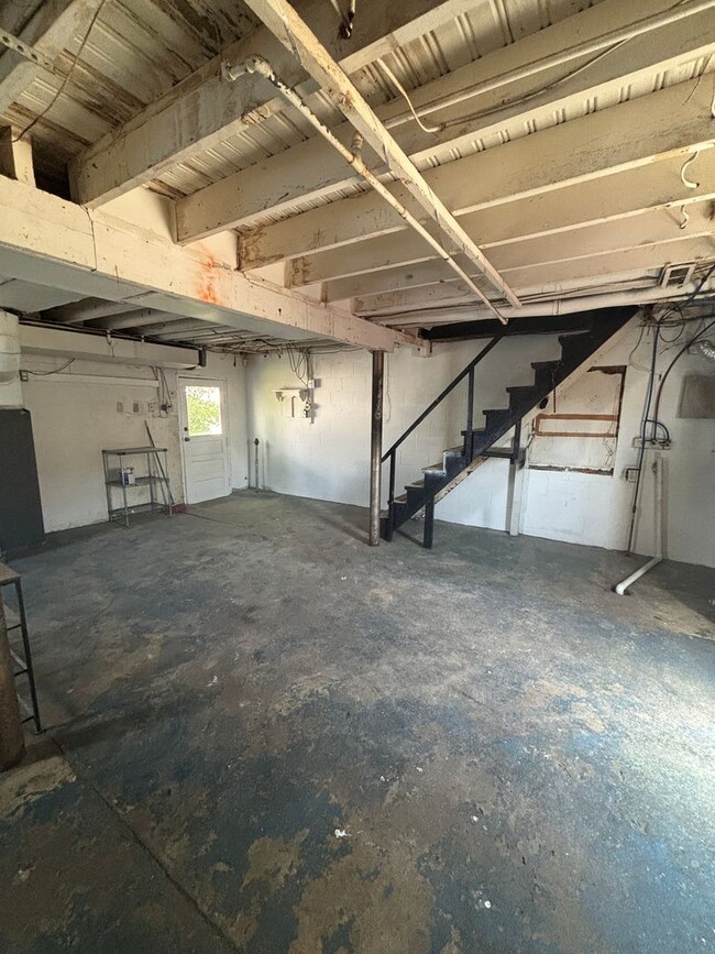 Building Photo - 1 Bedroom Apartment