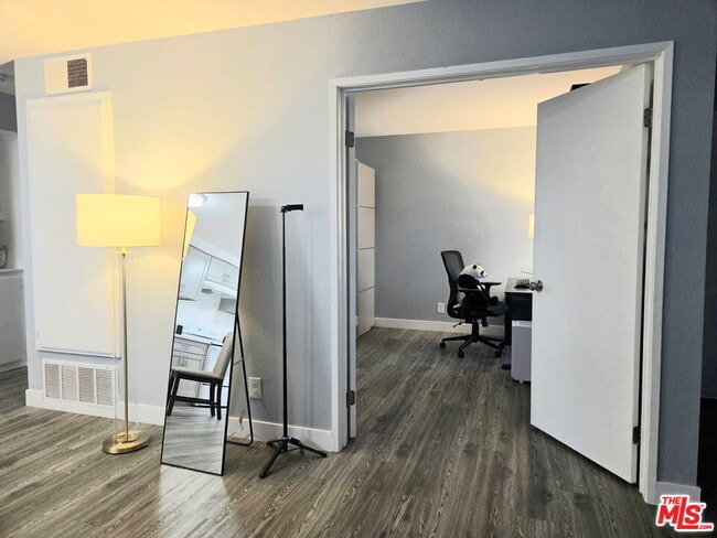 Building Photo - 8805 Berkshire Way