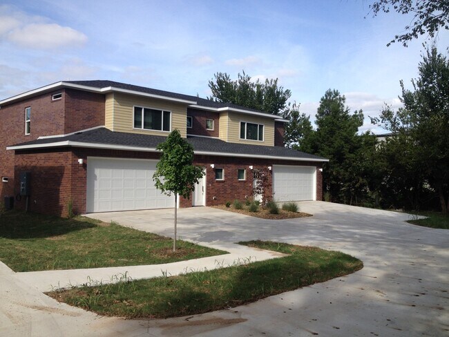Building Photo - 2716-2718 Wildwood Dr