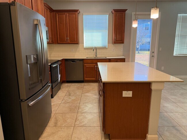 Building Photo - 4 Bed 3.5 Bath townhouse for rent in storey lake