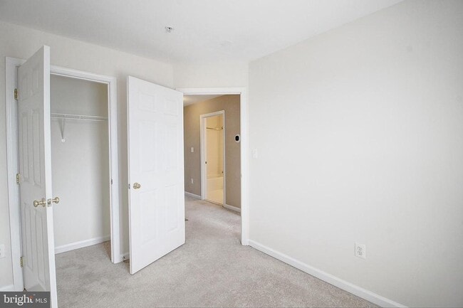 Building Photo - 586 Eisenhower Dr