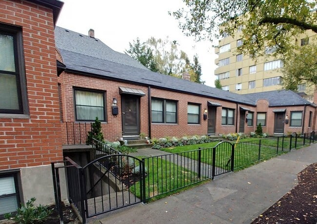Building Photo - Adorable & Cozy NW 1 Bdr w/Fireplace + Hardwoods!