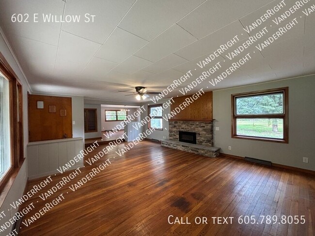 Building Photo - 602 E Willow St