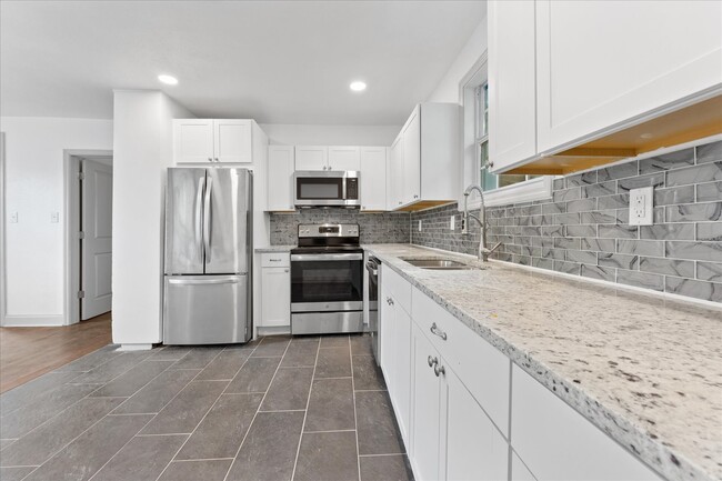 Building Photo - Newly Remodeled Beauty waiting for its fir...