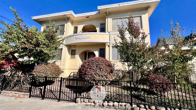 Building Photo - Lovely 1/1 walking distance to shopping, restaurants, public transportation!