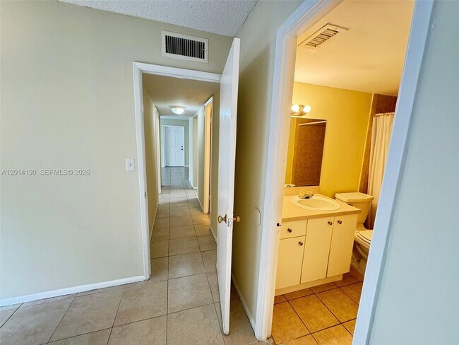Building Photo - 415 Executive Center Dr