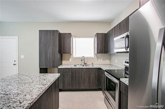 Building Photo - 10 Diamond W Ave