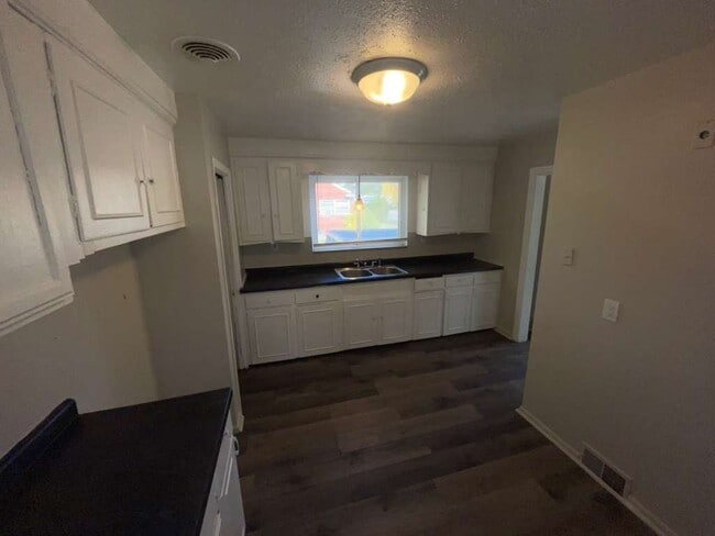 Building Photo - 9083 Grandville Ave