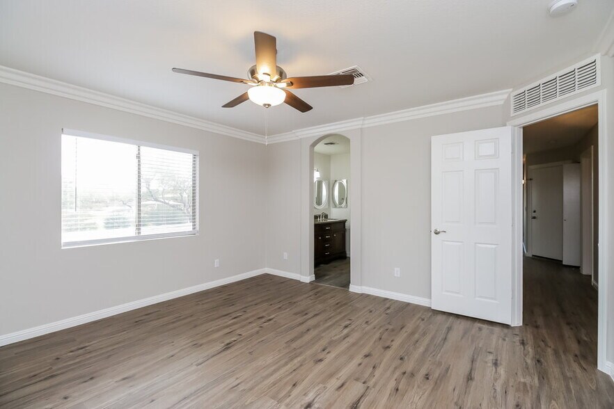 Building Photo - 878 E Pollino St
