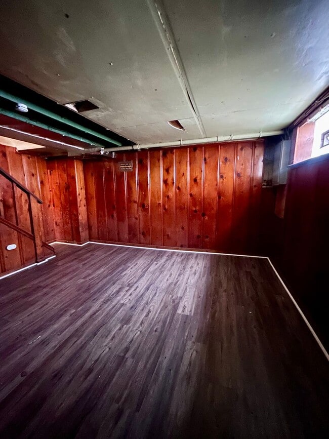 Building Photo - Newly Renovated 2 Bedroom Townhome