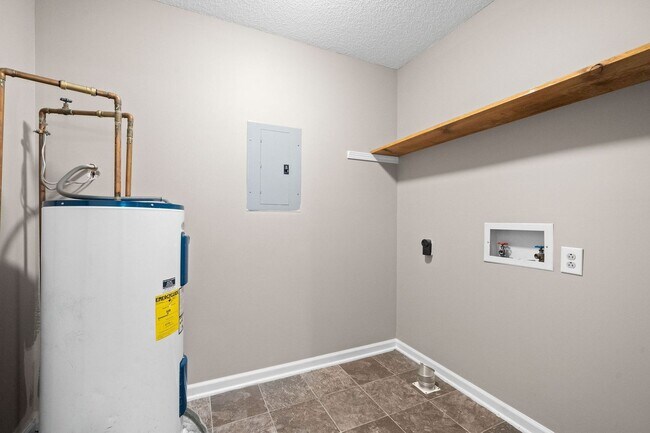 Building Photo - 405 Cook Dr